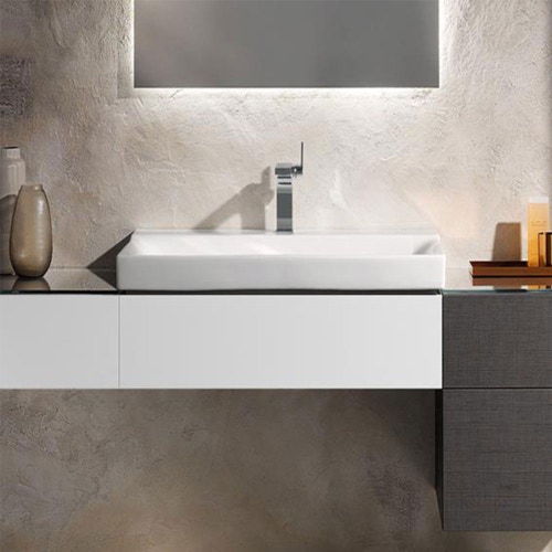 Immagine di Geberit XENO² set con mobile sottolavabo sospeso, colore bianco finitura lucido + mobili contenitori laterali e colonna sospesi, finitura rovere grigio texturizzato + lavabo monoforo, colore bianco + specchio con illuminazione 500.505.01.1-500.530.01.1