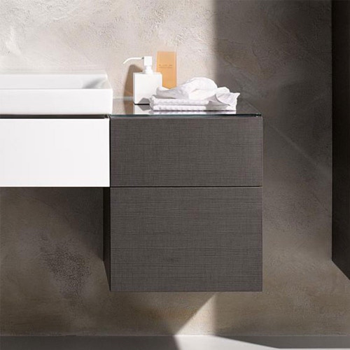 Immagine di Geberit XENO² set con mobile sottolavabo sospeso, colore bianco finitura lucido + mobili contenitori laterali e colonna sospesi, finitura rovere grigio texturizzato + lavabo monoforo, colore bianco + specchio con illuminazione 500.505.01.1-500.530.01.1