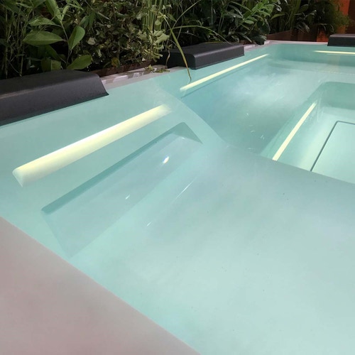 Immagine di Treesse GHOST PLUS PHANTOM SP1 minipiscina quadrata L.235 H.98 cm, con 20 getti idromassaggio plus Ghost System e comando touch V322L