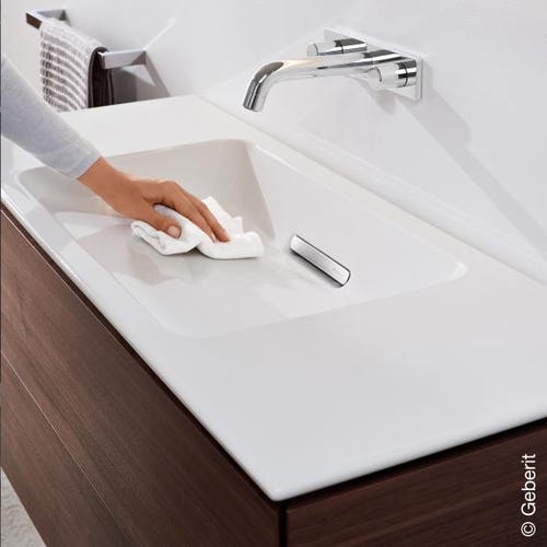 Immagine di Geberit ONE lavabo L.75 cm, per mobile sottolavabo, scarico orizzontale, senza foro per rubinetteria, con troppopieno nascosto, colore bianco finitura KeraTect con cover piletta finitura cromo 500.391.01.1