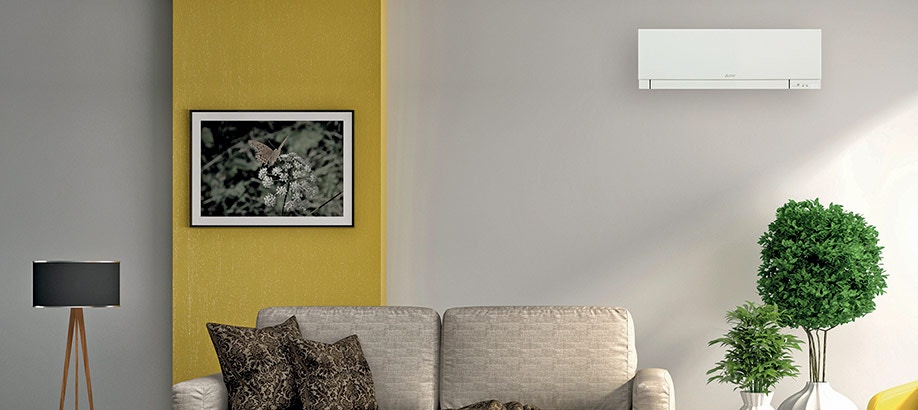Condizionatore Mitsubishi MSZ-EF Kirigamine Zen bianco in un salotto grigio e giallo