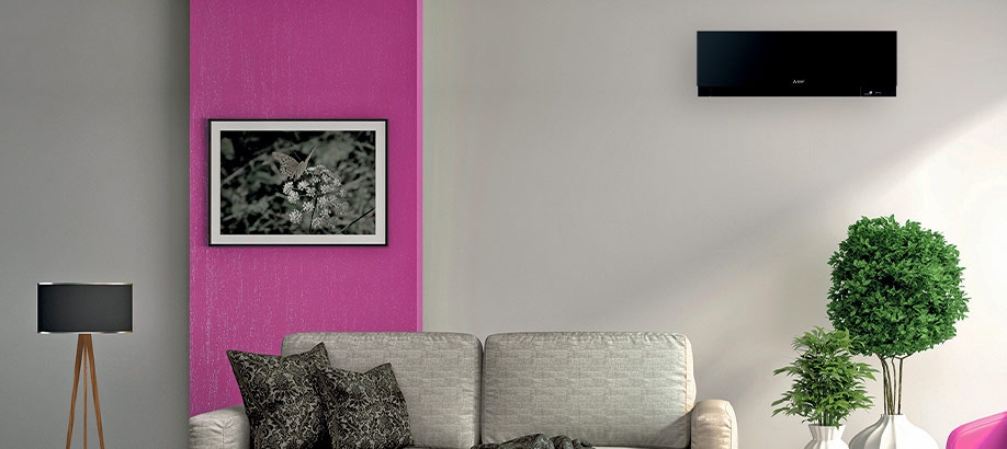 Condizionatore Mitsubishi MSZ-EF Kirigamine Zen nero a parete in un salotto grigio e fucsia