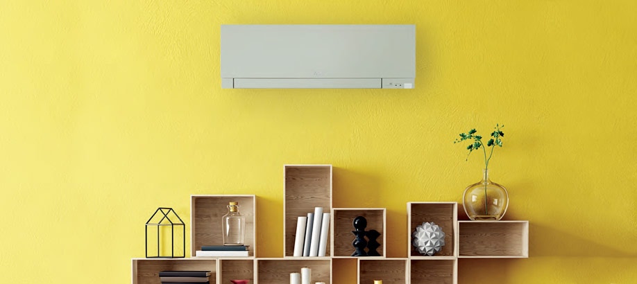 Condizionatore Mitsubishi MSZ-EF Kirigamine Zen grigio a parete sopra una libreria