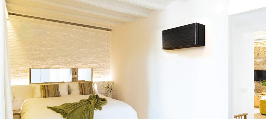 Condizionatore Daikin STYLISH nero in una camera da letto moderna