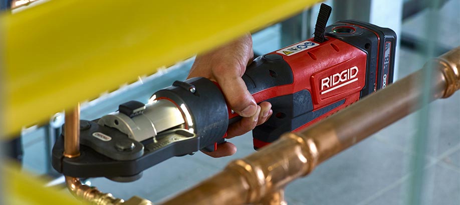 Tecnico usa pressatrice Ridgid RP