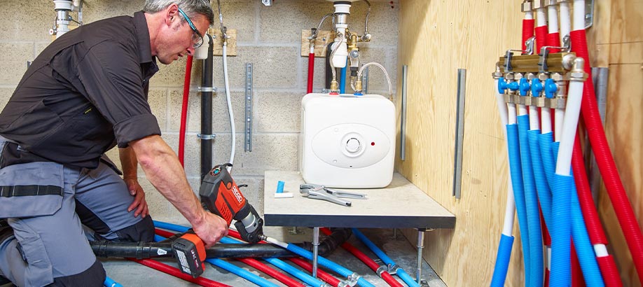 Tecnico usa una pressatrice Ridgid RP