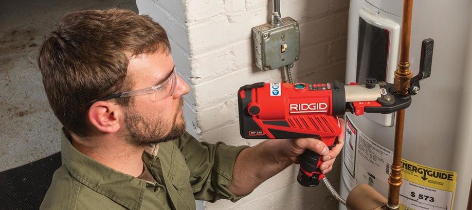 Tecnico usa pressatrice Ridgid RP