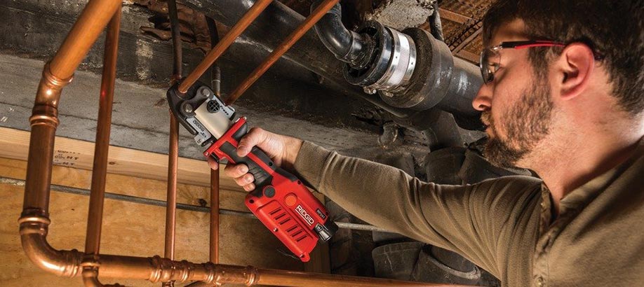 Tecnico usa pressatrice Ridgid RP