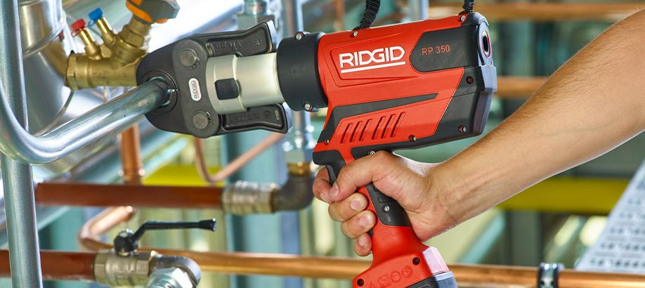 Ridgid RP 219 Pressatrice a batteria completo di ganasce V 15-18-22 mm,  caricabatterie veloce da 230 V, batteria a Li-Ion 18 V 2.5 Ah e cassetta di  trasporto 69088