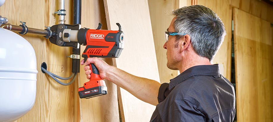 Tecnico usa pressatrice Ridgid RP