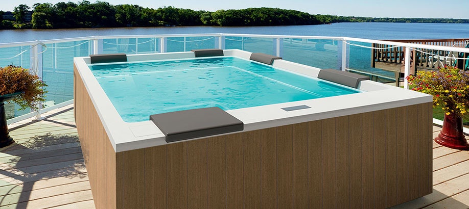 Minipiscina Treesse GHOST rettangolare da esterno su un molo
