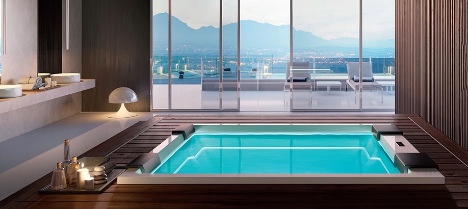 Minipiscina Treesse GHOST rettangolare interrata in un bagno di lusso