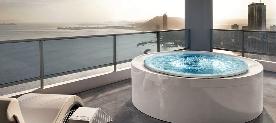 Minipiscina Treesse GHOST tonda su un balcone con vista