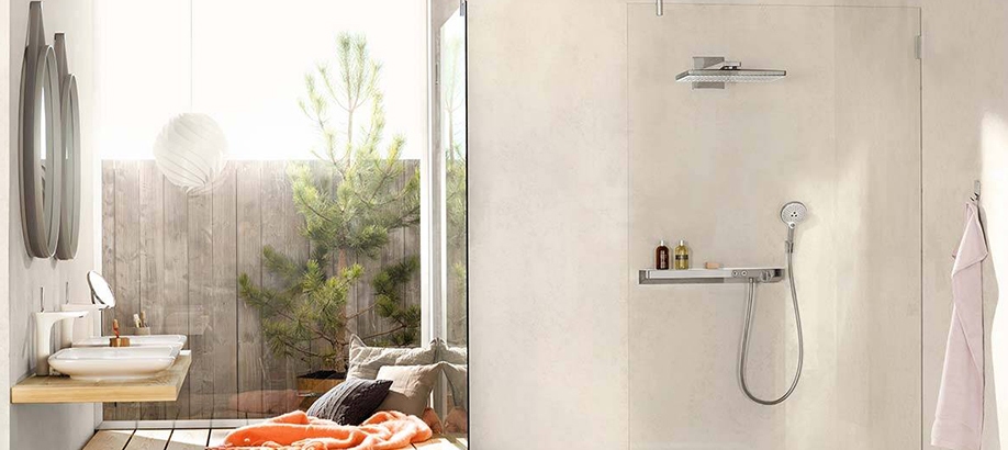 Soffione doccia Hansgrohe Rainmaker Select in un bagno bianco