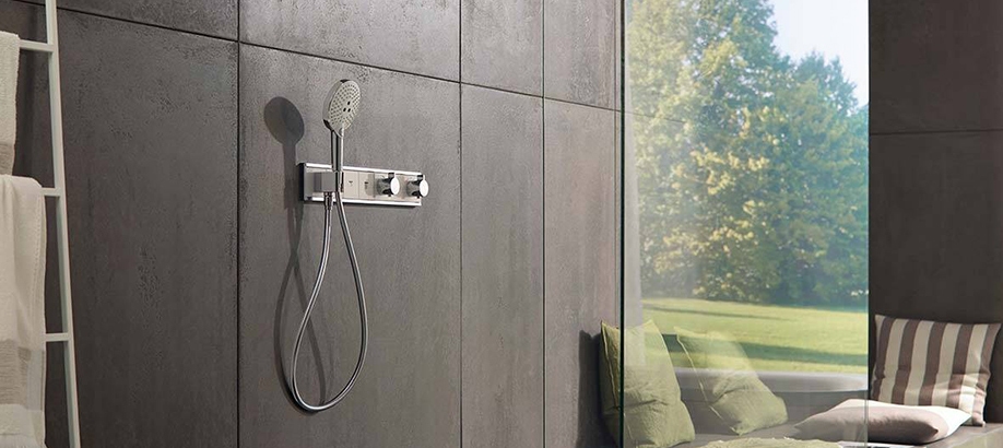 Soffione doccia Hansgrohe Rainmaker Select in un box doccia nero