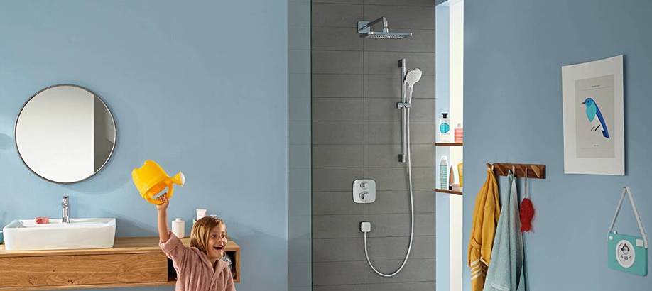 Sistemi doccia Hansgrohe Croma in un bagno con una bambina