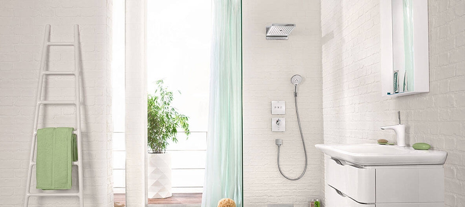 Miscelatori doccia Hansgrohe ShowerSelect in un bagno bianco
