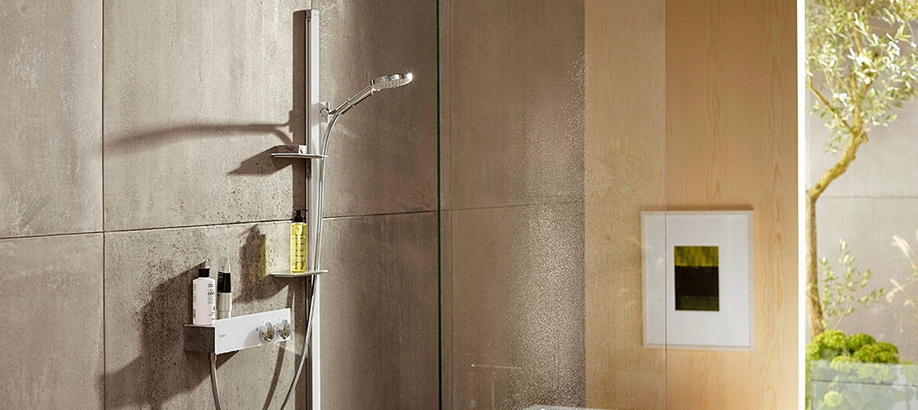 Aste doccia Hansgrohe Unica in un bagno moderno