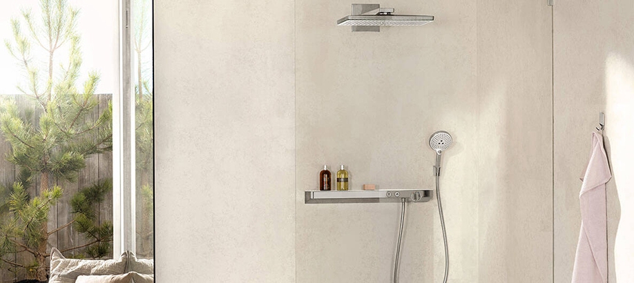 Miscelatore doccia Hansgrohe ShowerTablet in un bagno bianco