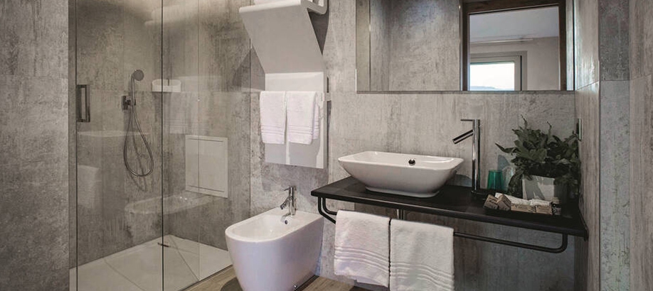 Bagno moderno con rubinetti bagno Axor Starck