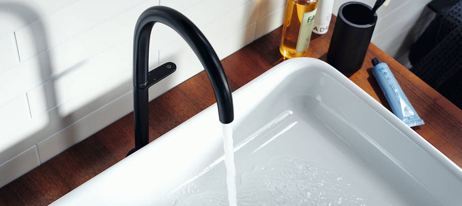 Dettaglio rubinetto nero per lavabo Axor One
