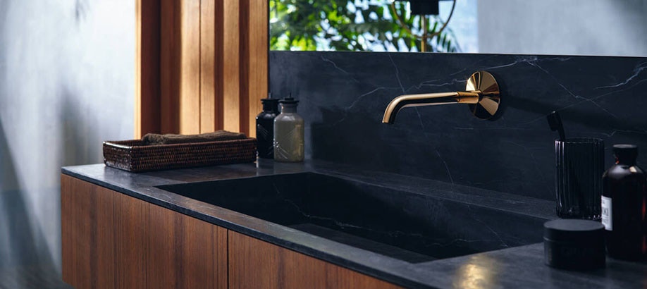 Rubinetto oro Axor One per lavabo nero