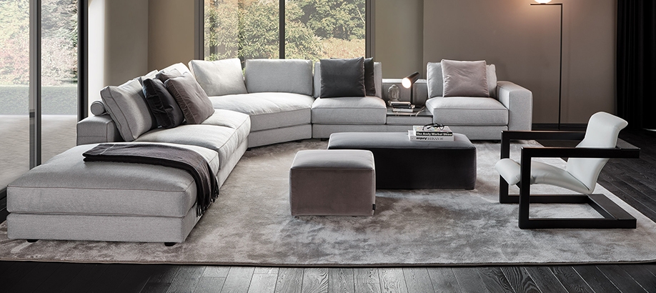 Tappeto grigio Mussi in un salotto moderno con divano e complementi d'arredo Mussi