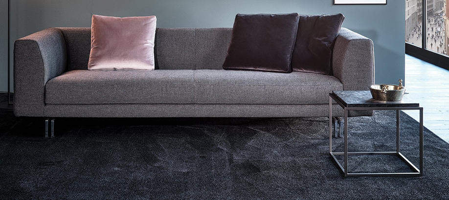 Tavolino Mussi Silhouette e divano artigianale Mussi