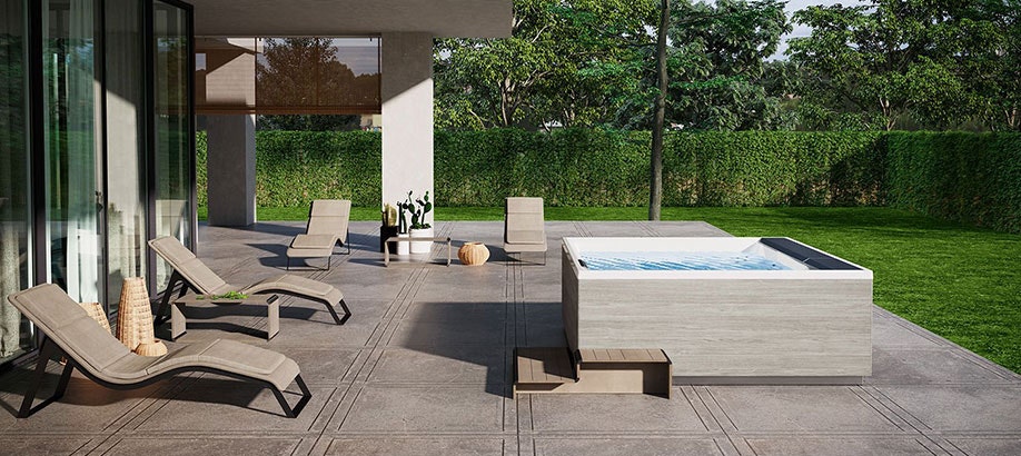 Mini piscina Novellini Divina in giardino con sdraio