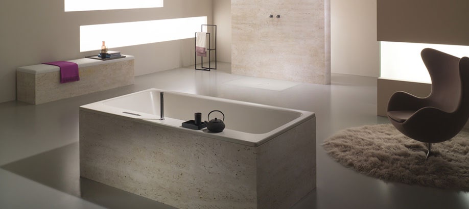 Vasca da bagno freestanding Kaldewei Asymmetric Duo in un bagno moderno
