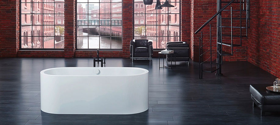 Vasca da bagno free standing Kaldewei Meisterstück in un ambiente industrial