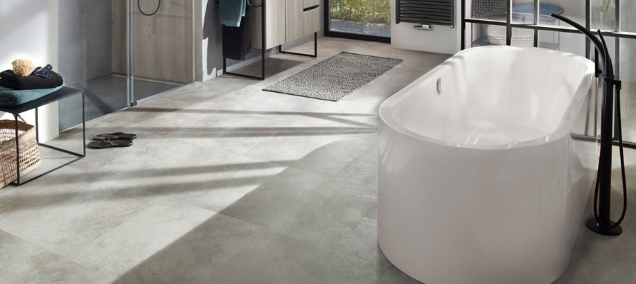 Vasca da bagno Kaldewei Meisterstück modello freestanding in un bagno moderno