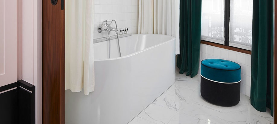 Vasca da bagno Kaldewei Meisterstück a parete in un bagno moderno