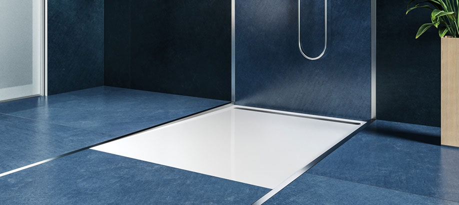 Piatto doccia Nexsys di Kaldewei in un bagno con piastrelle blu