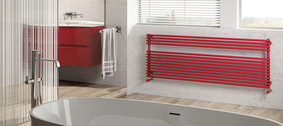 Radiatore di design Irsap orizzontale rosso in una casa moderna