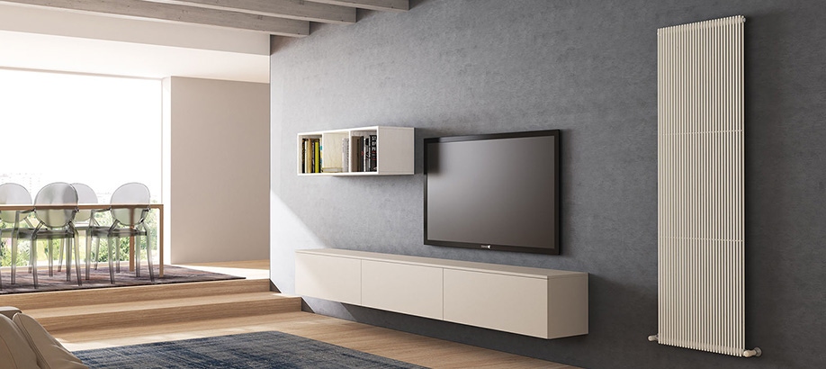 Radiatore Irsap Arpa verticale in un salotto moderno