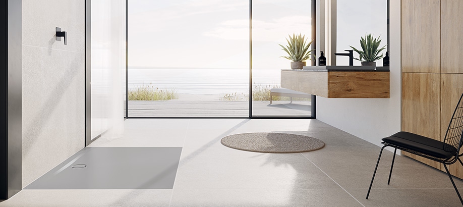 Piatto doccia filo pavimento Kaldewei Superplan rettangolare in un bagno moderno