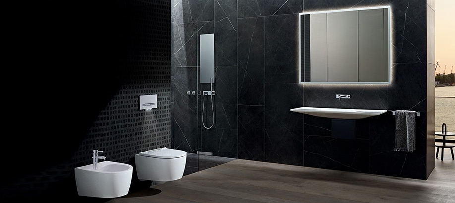 Bagno nero moderno arredato con sanitari e lavabi Geberit One