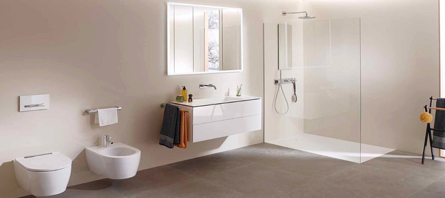 Bagno bianco moderno arredato con sanitari e lavabi Geberit One