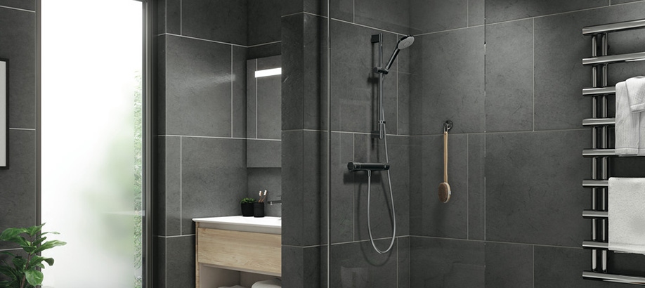 Colonna doccia Ideal Standard Idealrain in un bagno moderno grigio