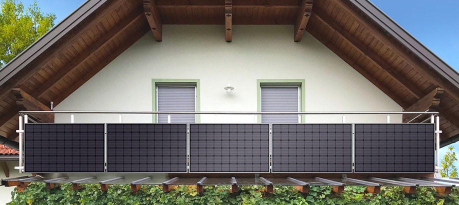 Casa con pannelli solari Sonnenkraft Plug-In sul balcone