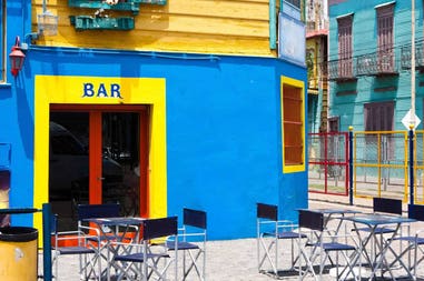 argentina-buenos-aires-bar-in-caminito