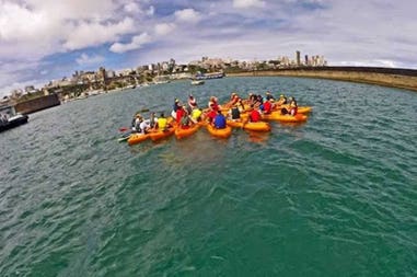 Brasile canoe amici Gruppo di amici in canoa in Brasile