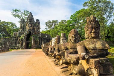 Vista della porta meridionale di Angkor a Siem Reap in Cambogia
