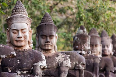 Statue nel complesso di Angkor Thom in Cambogia