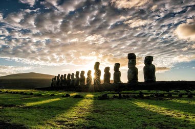 Moai in controluce all'isola di Pasqua in Cile