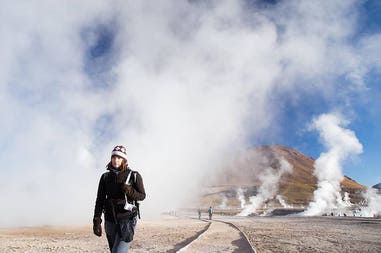 Turista al geyser del Tatio, Cile