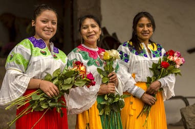 indigenous-women-in-traditional-attire
