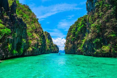philippines-palawan-rock-islands-lonely-boat-crystal-water
