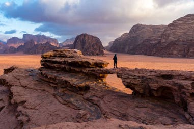 Uomo nelle distese del Wadi Rum in Giordania